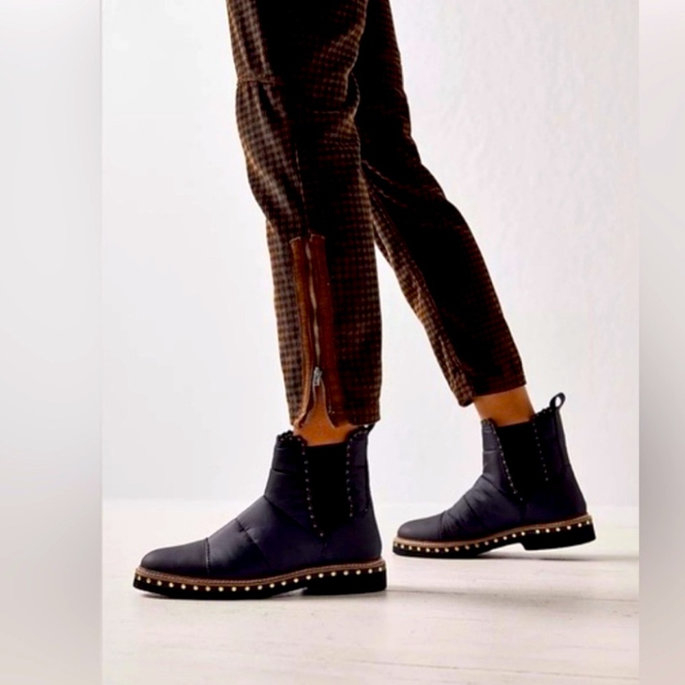 NEW FREE PEOPLE ATLAS PUFFER CHESLEA BOOTS  IN BLACK